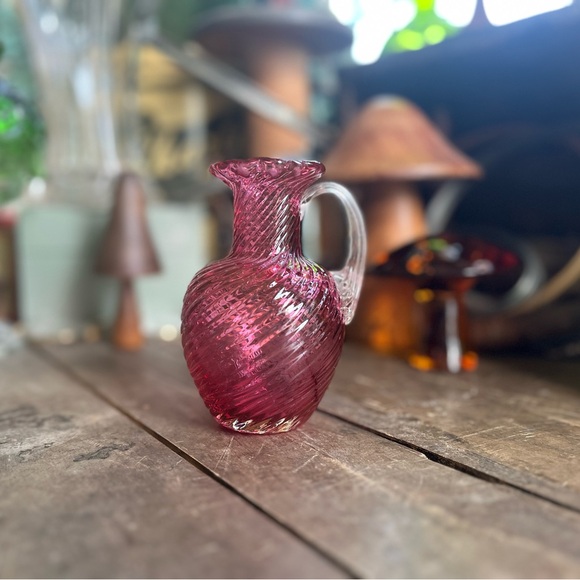 MINI CRANBERRY SWIRL PITCHER WITH CLEAR APPLIED HANDLE VTG MINIMALISM DECOR - Picture 5 of 14